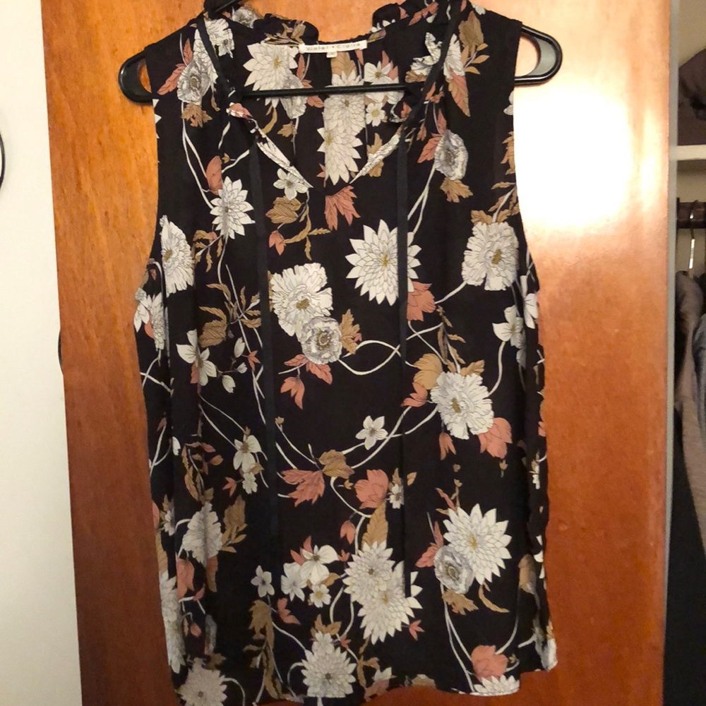 Sleeveless floral v neck top.